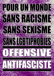 Affiche du MIRA "antiracisme et féminisme". L'affiche a un fond blanc recouvert de petits points violets, et comporte six lignes de texte. Les quatre premières lignes, en noir, disent "Pour un monde sans racisme, sans sexisme, sans LGBTQI-phobies" Les deux lignes du bas, en blanc, disent "Offensive antifasciste". Les trois premières lignes sont soulignées par un fin cadre transparent laissant apparaître le fond de l'affiche, les trois suivantes sont soulignées en noir.